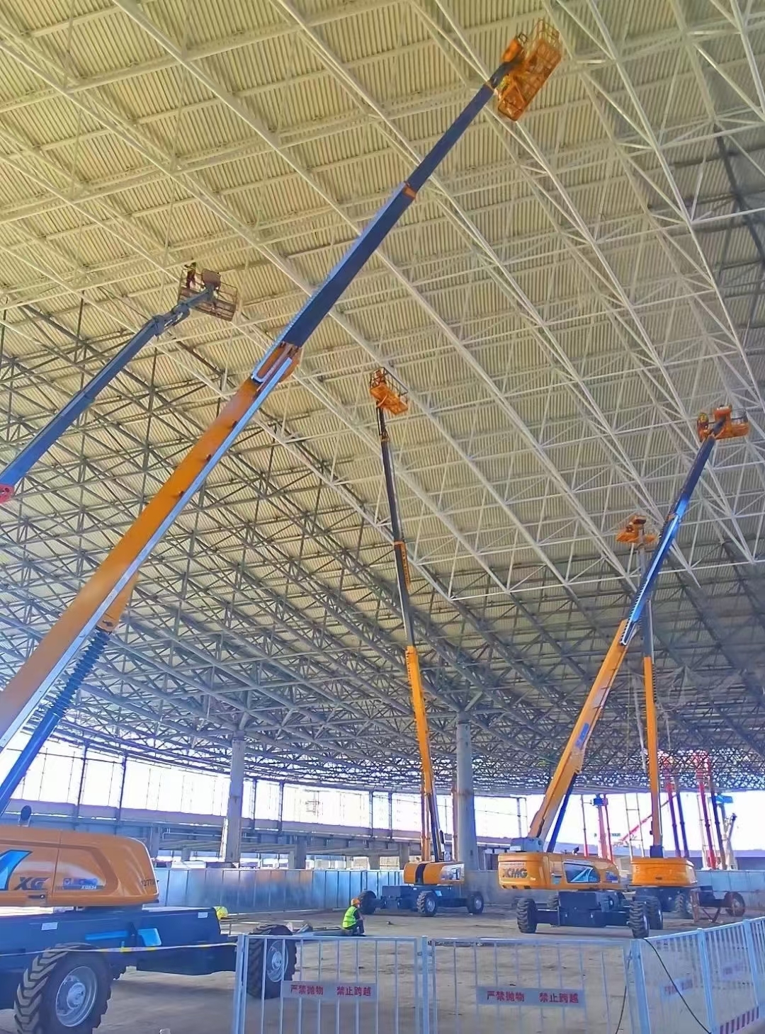 自行式直臂高空作业平台用于钢结构建设