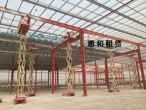高空作业平台被用于厂房建设