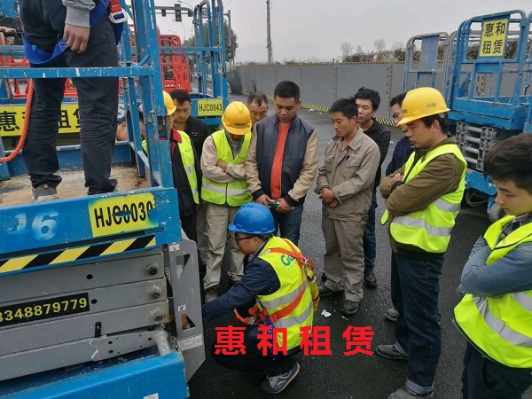 手推式升降机多少钱一台？自行式升降机多少钱一台