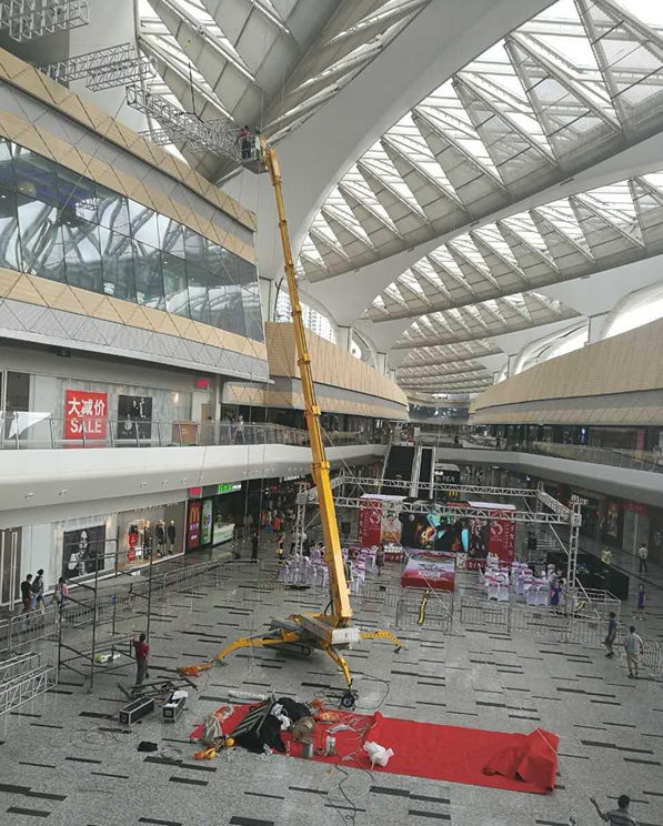 蜘蛛式高空作业平台倒塌案例-珠海华发商都