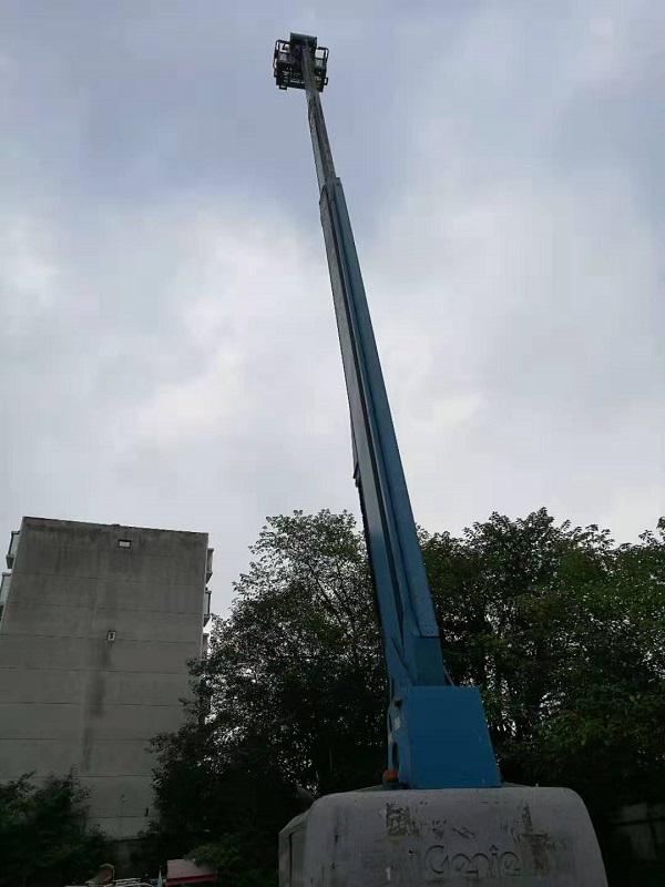 直臂式高空车多少钱？